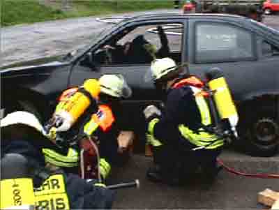 Eingeklemmte Person unter PKW I